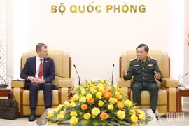 El coronel general Hoang Xuan Chien, viceministro de Defensa de Vietnam, y Simon Ridley, secretario de estado del Ministerio del Interior del Reino Unido. (Fuente: qdnd.vn)