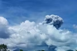 Dos volcanes entran en erupción simultáneamente en Indonesia
