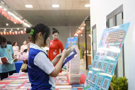 Con tan solo un teléfono inteligente, ahora se puede acceder instantáneamente a un tesoro de conocimiento proveniente de decenas de miles de libros (Foto: https://thanhnien.vn/).