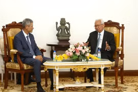 Im Chhun Lim (phải), presidente del Consejo Constitucional de Camboya (CCC) recibe al embajador vietnamita en Camboya, Nguyen Minh Vu. (Fuente: VNA) 