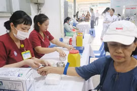 Chequeos médicos para los residentes en el centro de salud del barrio de Cho Lon, Ciudad Ho Chi Minh. (Foto: VNA)