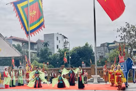 Interpretación del canto Cheo Tau, una característica cultural única de la comuna de O Dien, Hanoi (Foto: VNA)