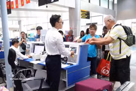 Turistas internacionales realizan los trámites de facturación en el Aeropuerto Internacional de Lien Khuong. (Foto: VNA)