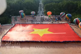 La bandera tiene una superficie de 2.025 m², 60 metros de largo, 33,75 metros de ancho y un peso aproximado de 320 kilogramos. (Foto: VNA)