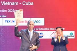 Entregan la versión demo de la antología “Vietnam - Cuba: Canción de amistad que resuena por siempre” al embajador cubano en Vietnam, Rogelio Polanco Fuentes. (Fuente: VNA)