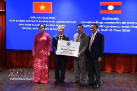 Presidente del Consejo Popular de la ciudad de Da Nang, Nguyen Duc Dung, entrega donación a representantes de la provincia de Xekong. (Foto: VNA)