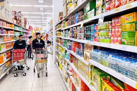 Los compradores en el Centro Comercial Tasco Mall en el distrito de Long Bien, Hanoi. (Fuente: hanoimoi.vn)