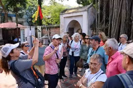 Los turistas en el Templo de Literatura (Fuente: VNA)