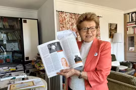 La senadora honoraria Hélène Luc presenta sus documentos sobre el Presidente Ho Chi Minh. (Fuente: VNA) 