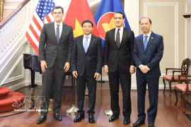 El viceprimer ministro Nguyen Van Thang con líderes del Departamento de Comercio de Estados Unidos, incluyendo al subsecretario Jeffrey Kessler y al subsecretario William Kimmitt (Foto: VNA)