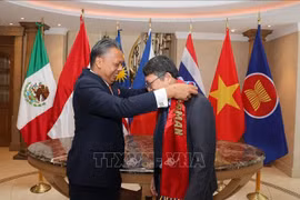 El embajador malasio en México Jamal Johan entrega la banda simbólica de la Presidencia de la ACMC al embajador de Vietnam en México, Nguyen Van Hai. (Fuente: VNA)