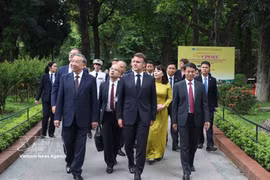 El secretario general del Partido Comunista y presidente de Vietnam, To Lam, y el presidente francés, Emmanuel Macron, visitan el monumento a Ho Chi Minh en el Palacio Presidencial, mayo de 2025. (Foto: VNA)