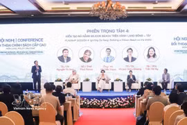 Tran Ha My (sentada en el derecho del escenario) asiste a la Conferencia de Diálogo Político de Alto Nivel sobre Nuevos Modelos de Crecimiento, Innovación y Ciudades Globales, celebrada en Da Nang en julio de 2026. (Foto: VNA)