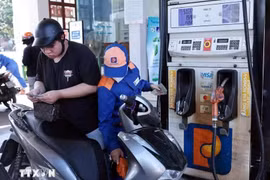 La gasolinera de Petrolimex en Luong Yen, Hanoi, ha cambiado completamente a gasolina E10. (Foto: VNA)