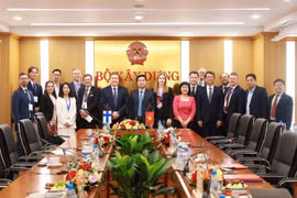 Los delegados de ambos países (Foto: tapchixaydung.vn)