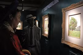 Las audiencias contemplan las pinturas en la exposición (Fuente: VNA)