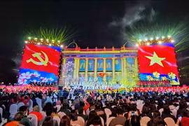 El espectáculo por el 95 aniversario de la fundación del Partido Comunista de Vietnam. (Fuente: VNA)