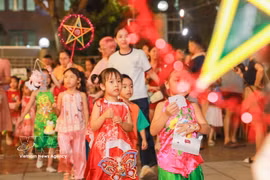 Los niños con sus juguetes tradicionales (Foto: VNA)