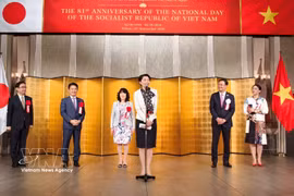 La presidenta de la Alianza de Parlamentarios de Amistad Japón-Vietnam, Obuchi Yuko, pronuncia un discurso para felicitar a Vietnam por su Día Nacional. (Foto: VNA)