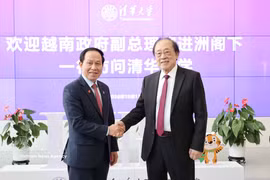 El viceprimer ministro Le Tien Chau y el profesor y académico Yao Qizhi, director del Instituto Interdisciplinario de Tecnologías de la Información especializado en IA y tecnología cuántica de la Universidad de Tsinghua. (Foto: VNA)