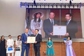El embajador Pham Truong Giang entrega un certificado de reconocimiento del Comité Central del Frente de la Patria de Vietnam al Comité Ejecutivo de la Asociación de Vietnamitas en Eslovaquia. (Foto: VNA)