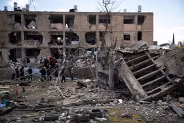Un edificio destruido por misiles en Dimona, Israel (Fuente: Xinhua/VNA)