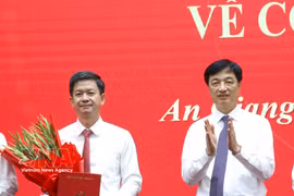 Secretario del Comité Central del Partido y jefe de su Comisión de Organización del Comité Central, Nguyen Duy Ngoc, entrega la decisión a Le Quang Tung (Foto: VNA)