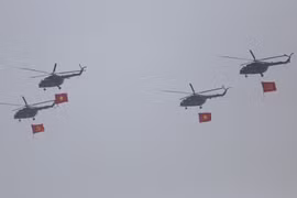 Prácticas con helicópteros para espectáculo en ocasión de reunificación nacional 