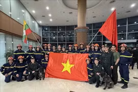 El equipo de rescate del Ministerio de Seguridad Pública de Vietnam llega a Yangon, Myanmar la noche del 30 de marzo. (Fuente: VNA)