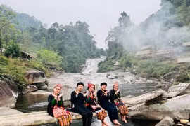 Los turistas en la Cascada de 7 pisos en el distrito de Que Phong, provincia de Nghe An (Fuente: VNA) 