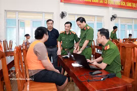 El coronel Tran Quoc Huy, subdirector de la policía provincial de Lao Cai, se confronta directamente a los sospechosos de la red de narcotráfico. (Foto: VNA)