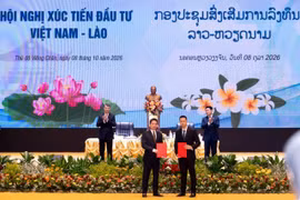 El primer ministro de Vietnam, Le Minh Hung, y su homólogo laosiano, Saleumxay Kommasith, presencian la ceremonia de firma del acuerdo de cooperación entre PV Power y la empresa PSGC. (Foto: petrovietnam.petrotimes.vn)