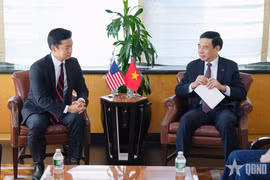 El general Phan Van Giang recibe a John Noh, subsecretario de Guerra de Estados Unidos (Foto: qdnd.vn) 