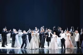 Artistas del Teatro Giuseppe Verdi di Trieste (Italia) interpretan "La Traviata". (Foto: VNA)
