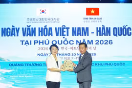Funcionario del Departamento de Cultura y Deportes de la provincia de An Giang entregan obsequios a Park Chan A, primeras secretaria de la Embajada de Corea del Sur en Vietnam y directora del Centro Cultural Surcoreano. (Foto: VNA)