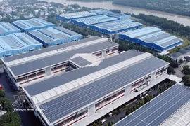 Sistema de energía solar en la azotea de la empresa Kizuna JV en el Parque Industrial Tan Kim (comuna de Can Giuoc, provincia de Tay Ninh). (Foto: VNA)