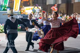 Trajes tradicionales de diversos países crean un colorido espacio de intercambio cultural en Hanoi (Foto: VNA)