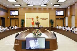 Una sesión de debate del Comité Permanente de la Asamblea Nacional en su sexta sesión (Foto: VNA)