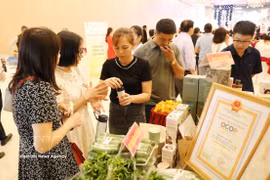 Introducción de productos orgánicos de Vietnam en una feria (Foto: VNA)