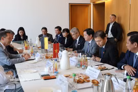 En la reunión entre la delegación vietnamita y el secretario de Estado del Ministerio de Economía de Baden-Württemberg, Thomas Dörflinger. (Foto: VNA)