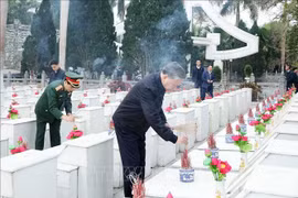 El secretario general To Lam ofrece inciensos a los mártires en el Cementerio Nacional de Mártires de Vi Xuyen. (Fuente: VNA)