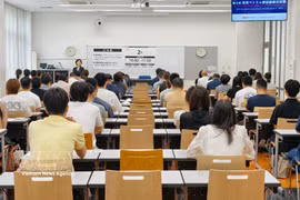 Los candidatos escuchan el reglamento del examen. (Fuente: VNA)