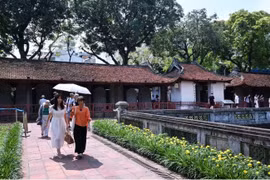 Los turistas visitan el Templo de Literatura en Hanoi (Foto: VNA)