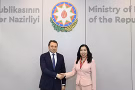 La viceministra Le Thi Thu Hang y su homólogo azerbaiyano E. Mammadov (Fuente: baoquocte.vn) 