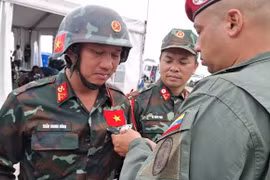Rescatistas vietnamitas reciben la medalla "Héroe de Venezuela"