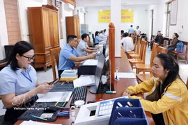 La transformación digital contribuye a reducir el tiempo de tramitación de los procedimientos administrativos en el Centro de Servicios Administrativos Públicos de la comuna de Phong Nha, provincia de Quang Tri. (Foto: VNA)