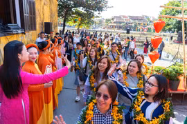Los turistas filipinas llegan al casco antiguo de Hoi An (Fuente: VNA) 