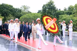 El presidente de Myanmar, Min Aung Hlaing, y su esposa, Kyu Kyu Hla, depositan ofrendas florales en conmemoración de los héroes caídos. (Foto: VNA)