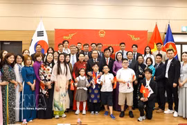 l presidente de la Asamblea Nacional, Tran Thanh Man, con representantes de la comunidad vietnamita en Corea del Sur. (Foto: VNA)