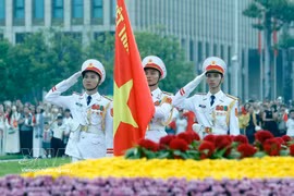 La ceremonia de izamiento de la bandera para conmemorar el 81.º aniversario de la Revolución de Agosto (19 de agosto de 1945 - 2026) y el Día Nacional de Vietnam (2 de septiembre de 1945 - 2026). (Foto: VNA)
